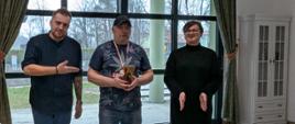Uczestnicy wydarzenia pozują do zdjęcia z medalami