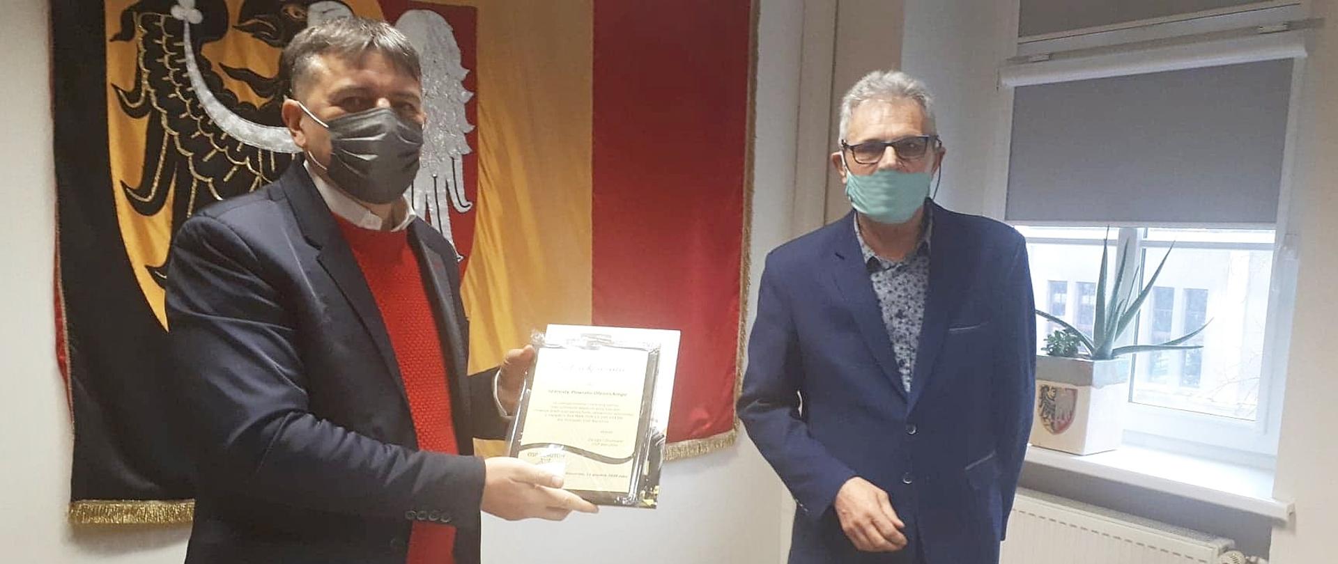 Starosta Sławomir Kapica odebrał podziękowanie za wsparcie OSP Bierutów