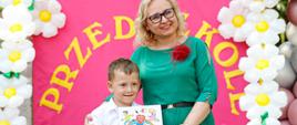 Dyrektor Ewelina Dorota Durzyńska pozuje do zdjęcia z absolwentami przedszkola