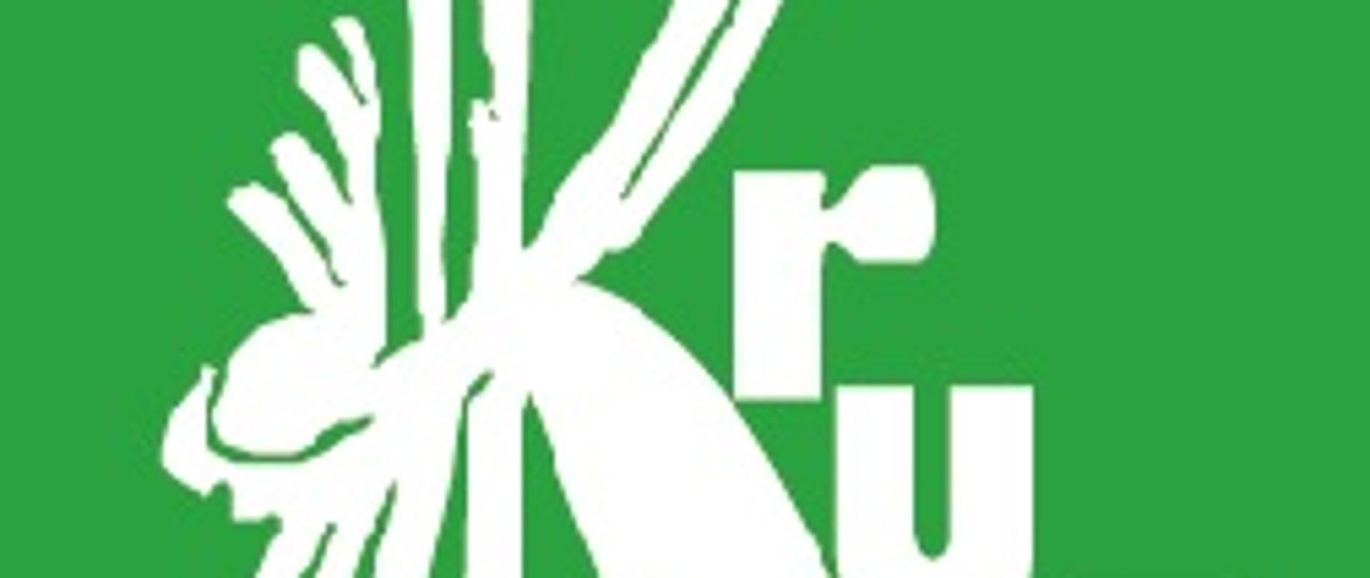 na zielonym tle w kształcie kwadratu białe litery tworzące napis "KRUS"