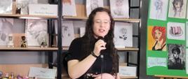 Zuzia Kamińska podczas śpiewania