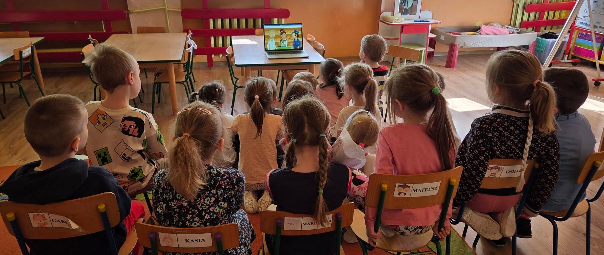 Dzieci oglądają film na laptopie