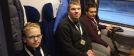 Trzech uczestników wycieczki w pociągu