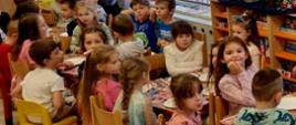 Przedszkolaki w trakcie warsztatów robienia kul dla ptaków 