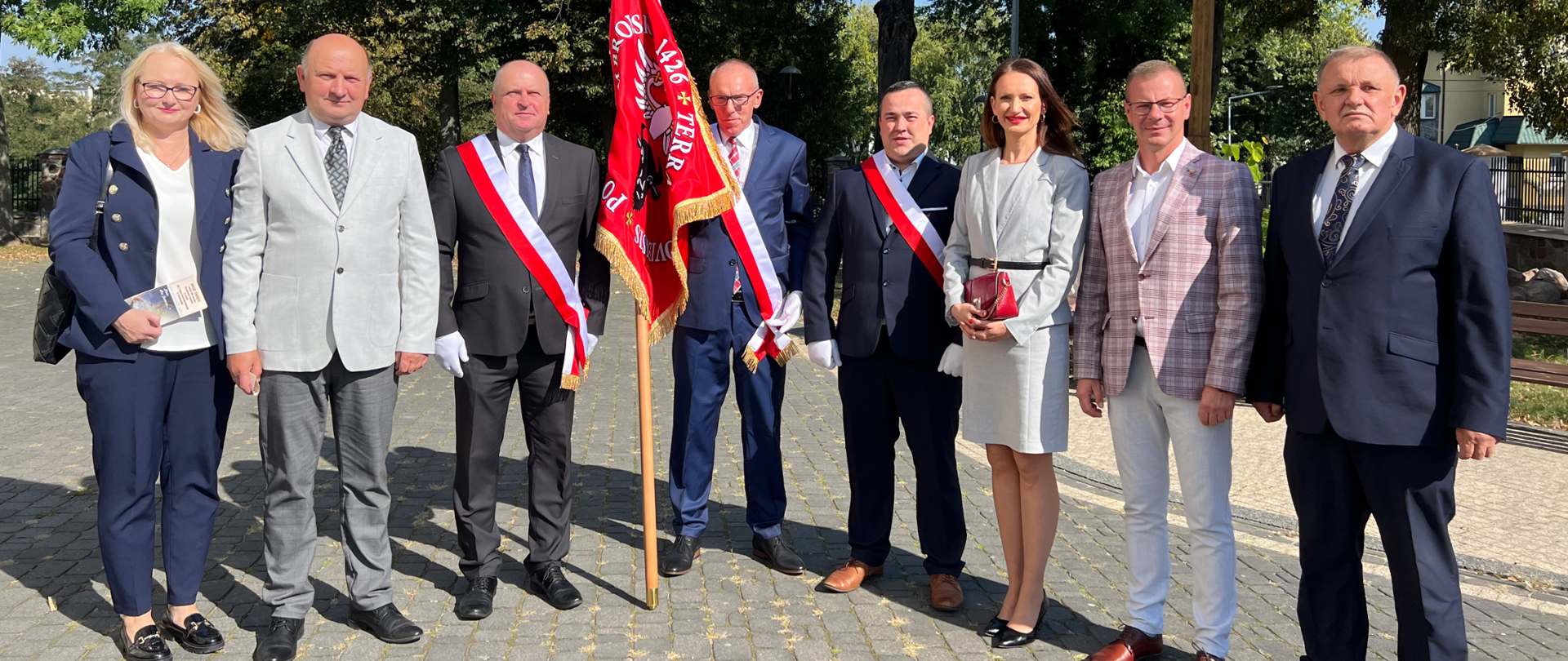 Grupowe zdjęcie przed kościołem z władzami powiatu zambrowskiego i kierownikiem PCPR