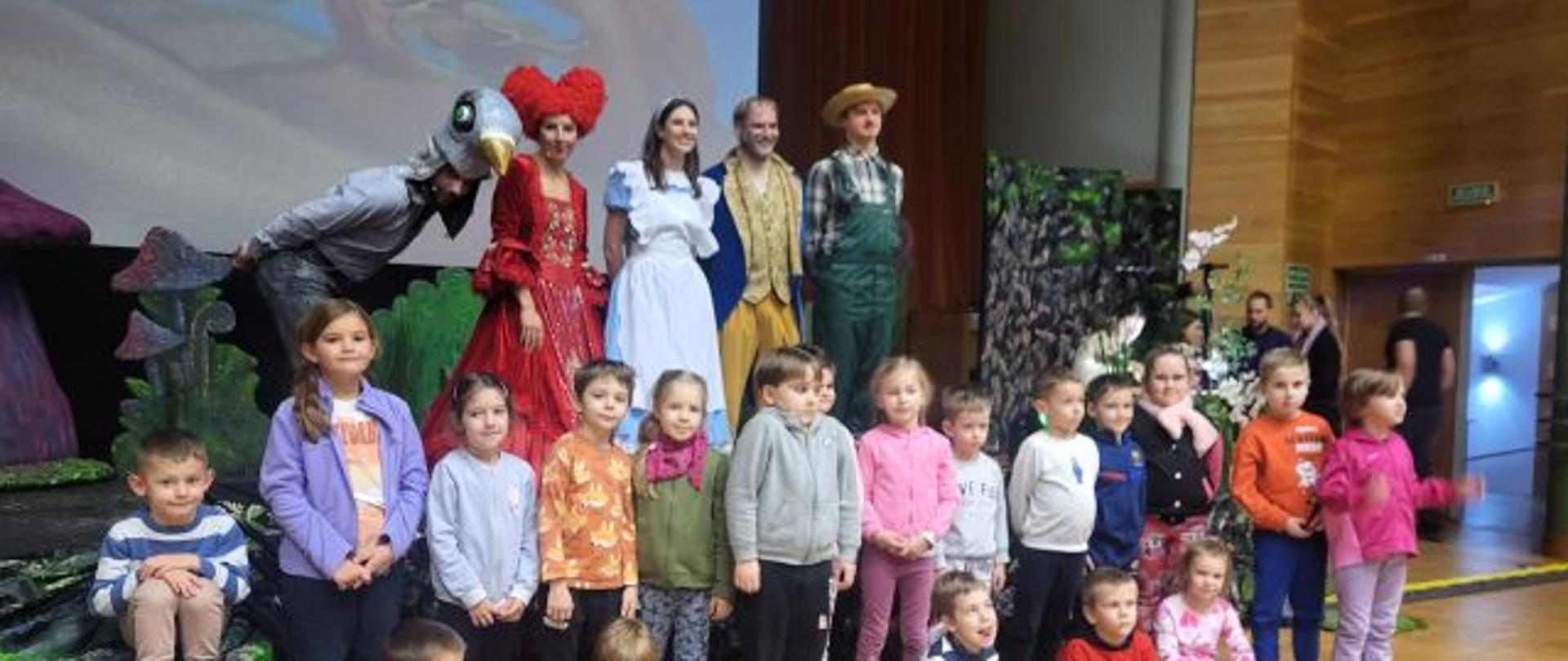 Grupa Lisków pozuje do zdjęcia wraz z aktorami