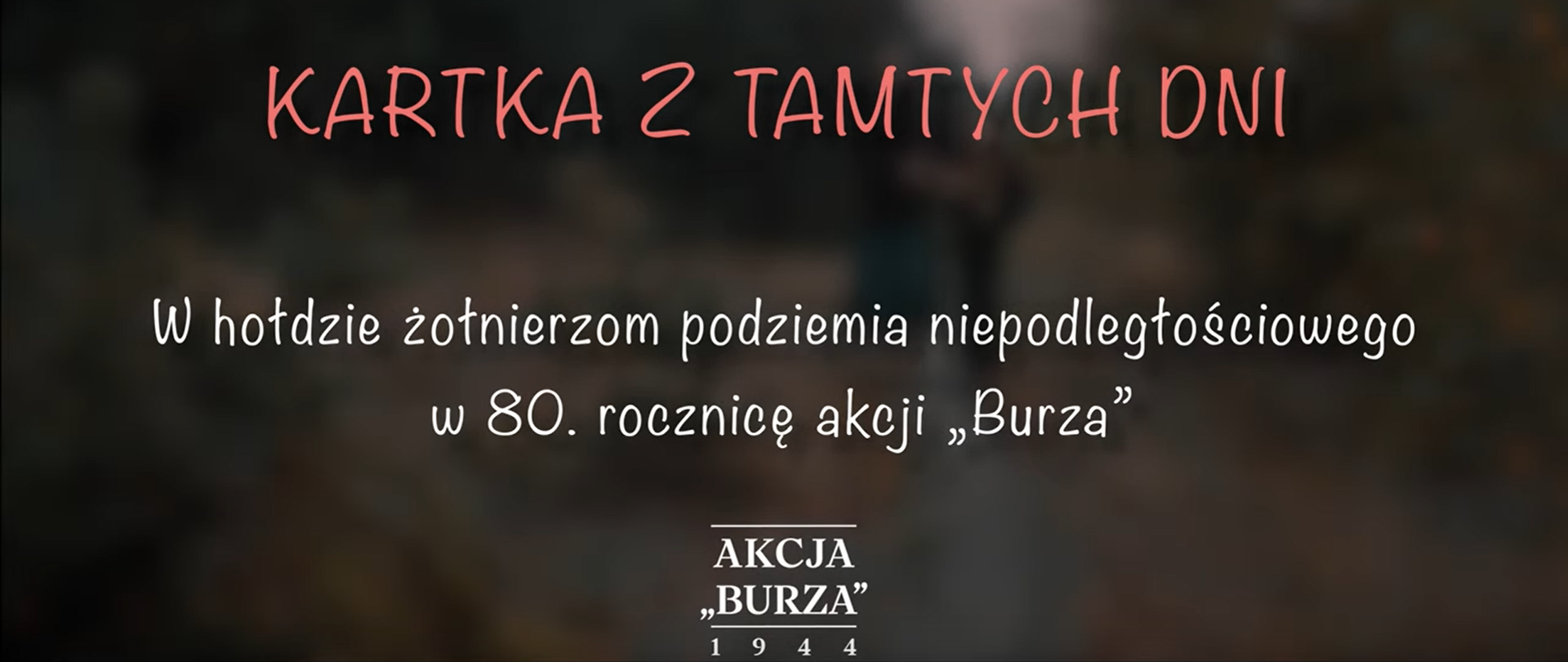 Kadr z filmu - prezentacja planszy z napisem: Kartka z tamtych dni. W hołdzie żołnierzom podziemia niepodległościowego w 80. rocznicę akcji "Burza".