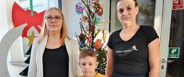 Nauczycielki oraz zaangażowane przedszkolaki pozują do wspólnego zdjęcia