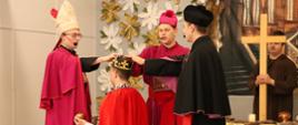 Młodzież w trakcie odgrywania scen w spektaklu 