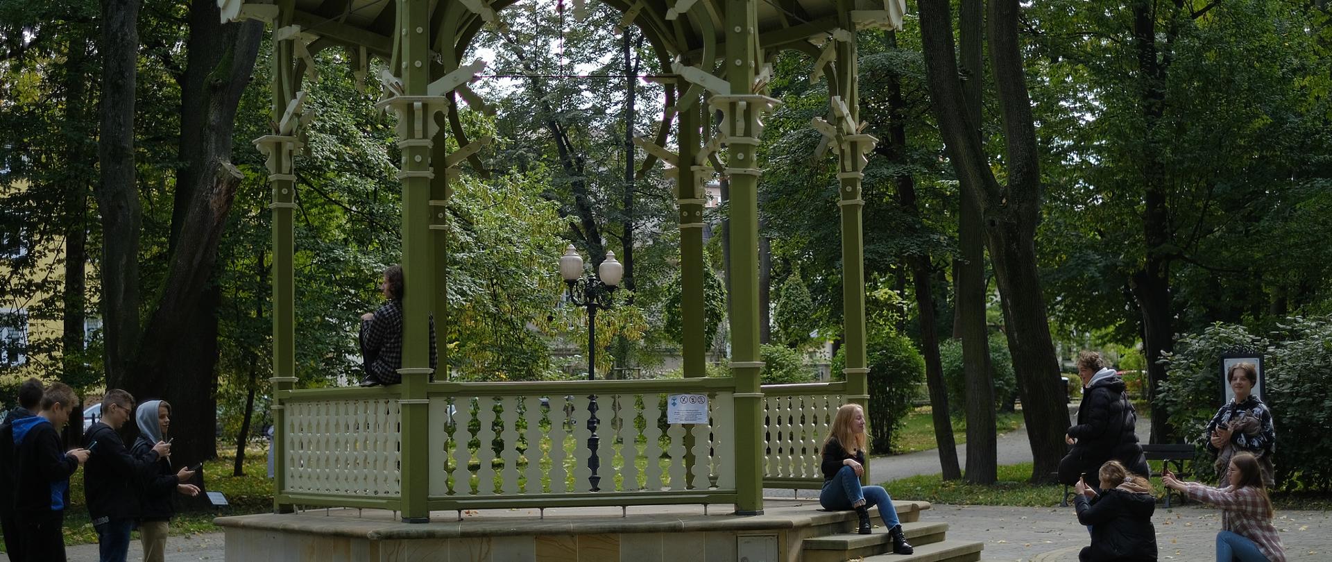 Dziennikarze podczas ćwiczeń fotograficznych
