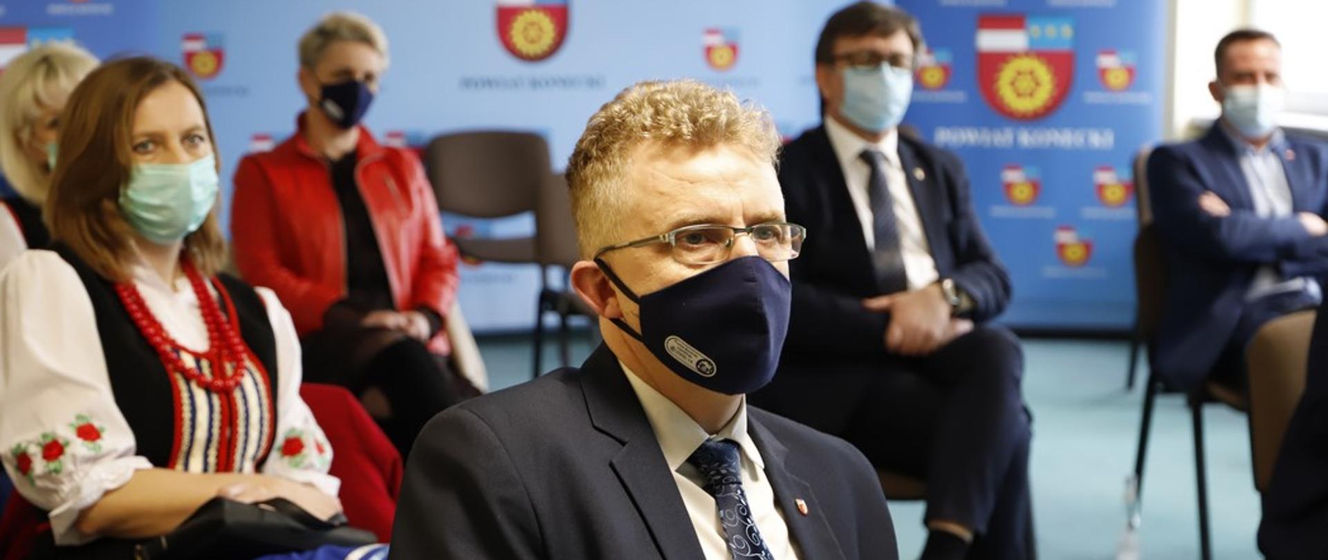 Na pierwszym planie starosta Grzegorz Piec