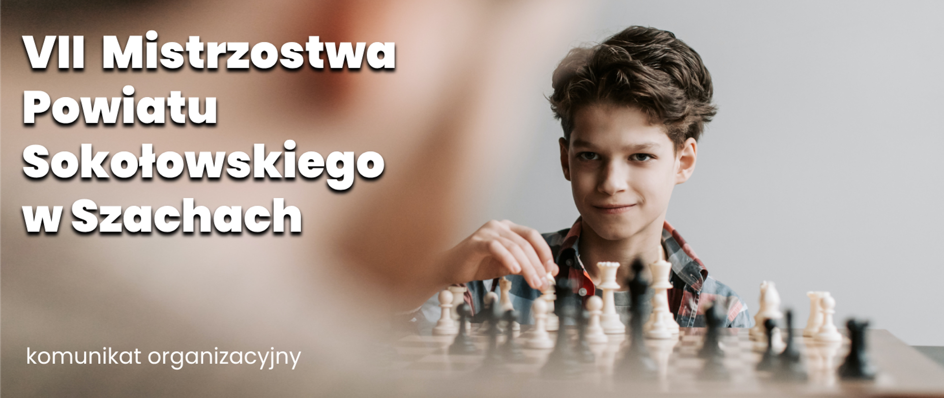 Na zdjęciu chłopiec grający w szachy oraz napis VII Mistrzostwa Powiatu Sokołowskiego w Szachach - komunikat organizacyjny.
