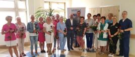 Wizyta w przasnyskim Domu Pomocy Społecznej przy ulicy Ruda 1. Na zdjęciu Starosta Przasnyski wraz z Dyrektorem Szpitala w otoczeniu pielęgniarek i położnych.