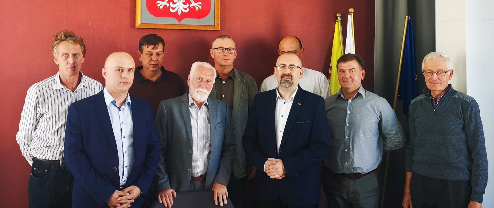 Zdjęcie wykonano podczas spotkania z Gabrielem Janowskim, który przybył do Przasnysza na zaproszenie Macieja Kołakowskiego - przewodniczącego rady powiatowej NSZZ RI Solidarność oraz Tomasza Bieleckiego - przewodniczącego komisji programowej Mazowieckiej Rady Wojewódzkiej NSZZ Rl Solidarność. Fotografia przedstawia od lewej w pierwszym rzędzie Macieja Kołakowskiego, honorowego Prezesa Solidarności Rolniczej Gabriela Janowskiego, Starostę Przasnyskiego Krzysztofa Bieńkowskiego oraz pozostałych uczestników spotkania - rolników z terenu powiatu przasnyskiego.
