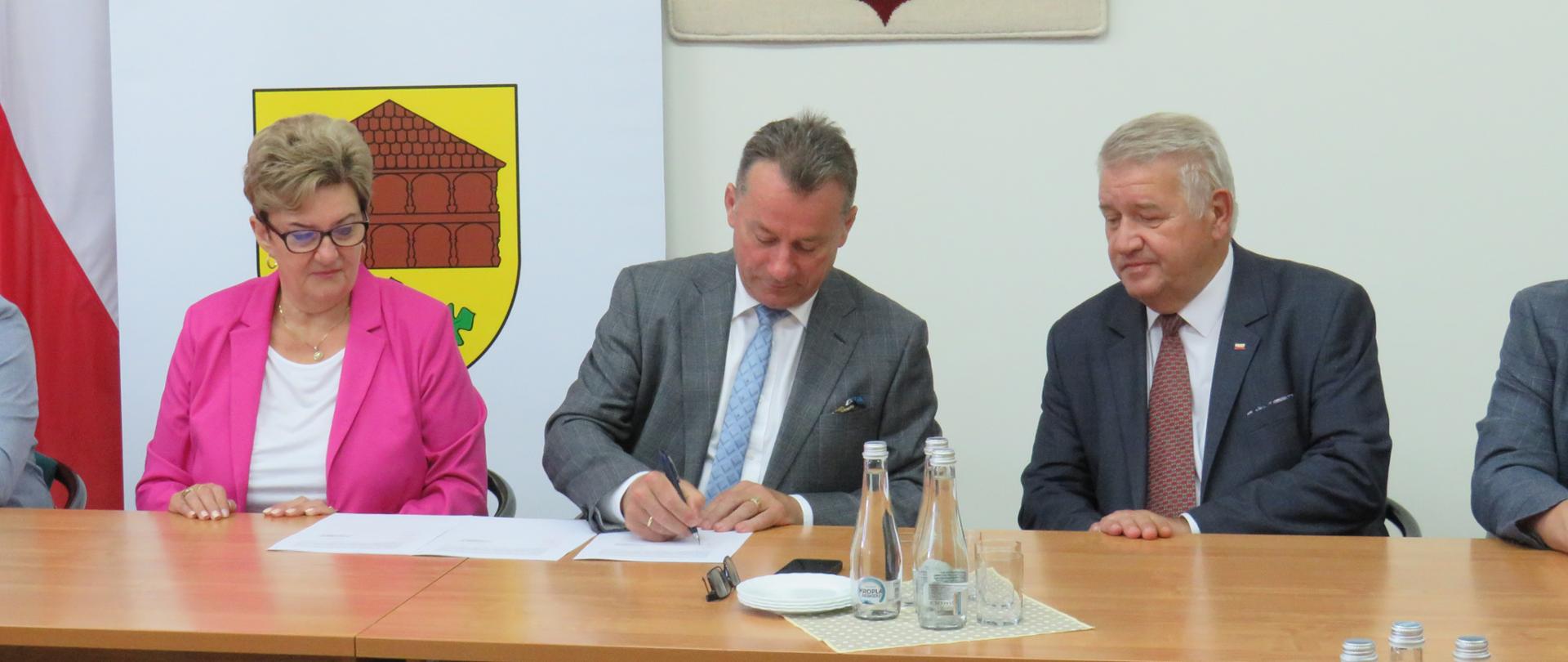 Podpisanie umowy na rozbudowę Przedszkola w Górznie przez wójta gminy Waldemara Sabaka