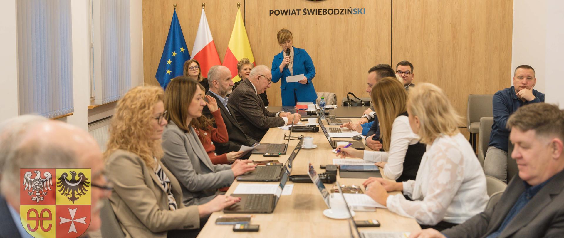 ludzie wewnątrz