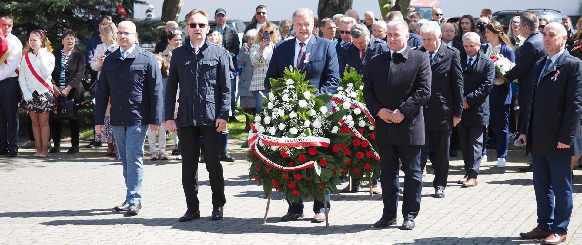 Święto Narodowe 3 Maja - wieniec składają starosta Sławomir Jerzy Snarski, wicestarosta Piotr Bożko, przewodniczący rady powiatu Andrzej Leszczyński oraz sekretarz powiatu Marek Martyniuk