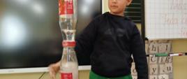 „Luźne lekcje z naukowcami”, tym razem malowanie na mleku, tornado w butelce czy znikająca woda. 