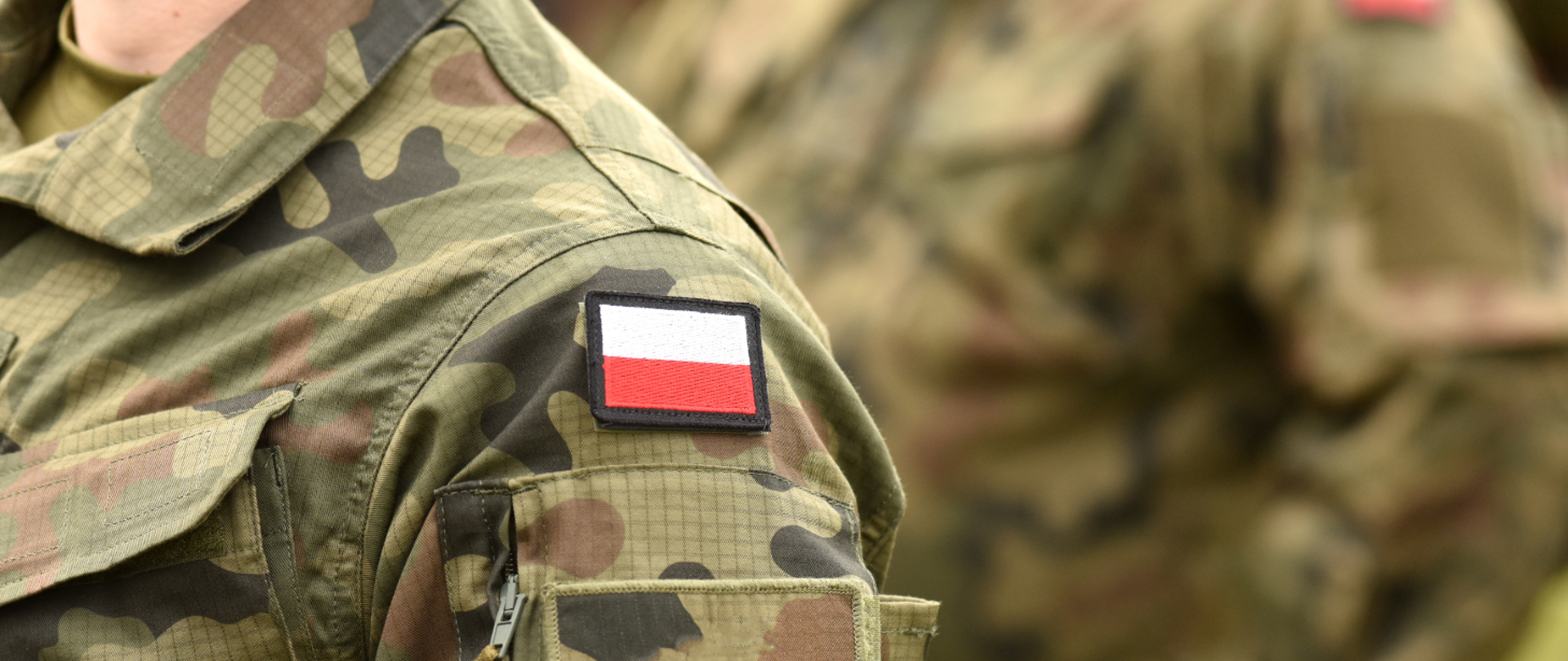 Fragment munduru żołnierskiego z naszyta flaga Polski