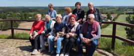 Członkowie Klubu Senior+ siedzący na ławce na Cisowej Górze