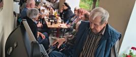 seniorzy podczas przyrządzania posiłków majówkowych