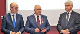 Starosta Hajnowski odbiera odznaczenie z rąk Wojewody Podlaskiego