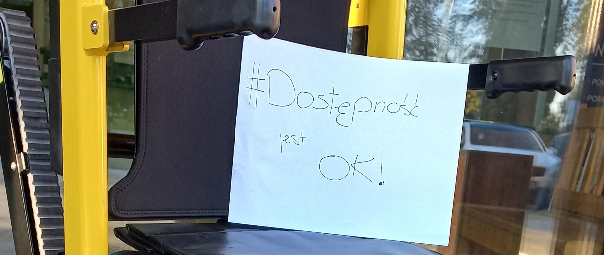 Na zdjęciu ewakuacyjny wózek elektryczny, na siedzisku kartka z napisem "dostępność jest OK!"