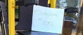 Na zdjęciu ewakuacyjny wózek elektryczny, na siedzisku kartka z napisem "dostępność jest OK!"