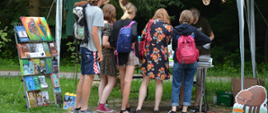 Turyści odwiedzający stanowiska na kiermaszu