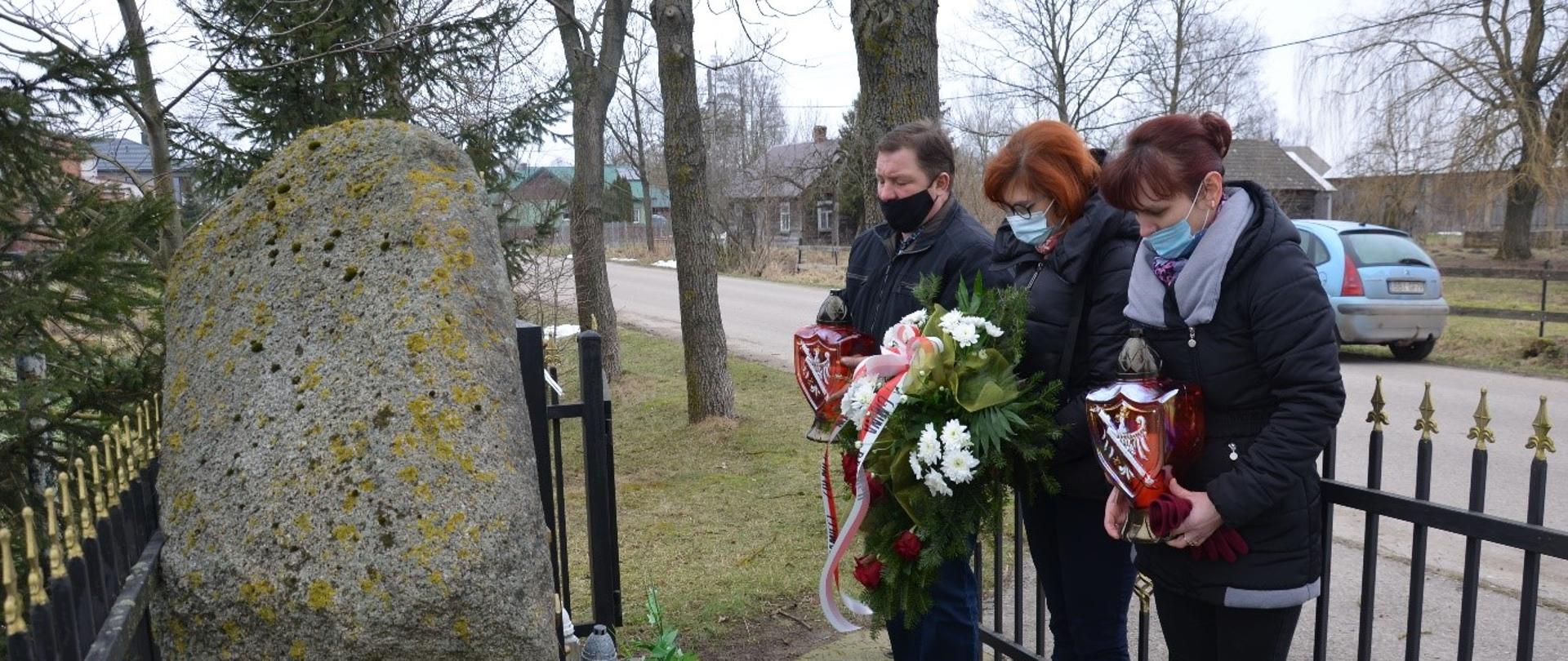 Złożenie kwiatów i zapalenie zniczy przy pomniku mjr Zygmunta Szendzielarz ps. "Łupaszka" w miejscowości Kiersnowo. Od lewej Radny Gminy Brańsk - Marek Kadłubowski, Zastępca Wójta - Monika Falkowska, Dyrektor SP w Chojewie - Katarzyna Wróbel