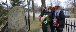 Złożenie kwiatów i zapalenie zniczy przy pomniku mjr Zygmunta Szendzielarz ps. "Łupaszka" w miejscowości Kiersnowo. Od lewej Radny Gminy Brańsk - Marek Kadłubowski, Zastępca Wójta - Monika Falkowska, Dyrektor SP w Chojewie - Katarzyna Wróbel