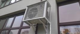 Klimatyzator na elewacji budynku