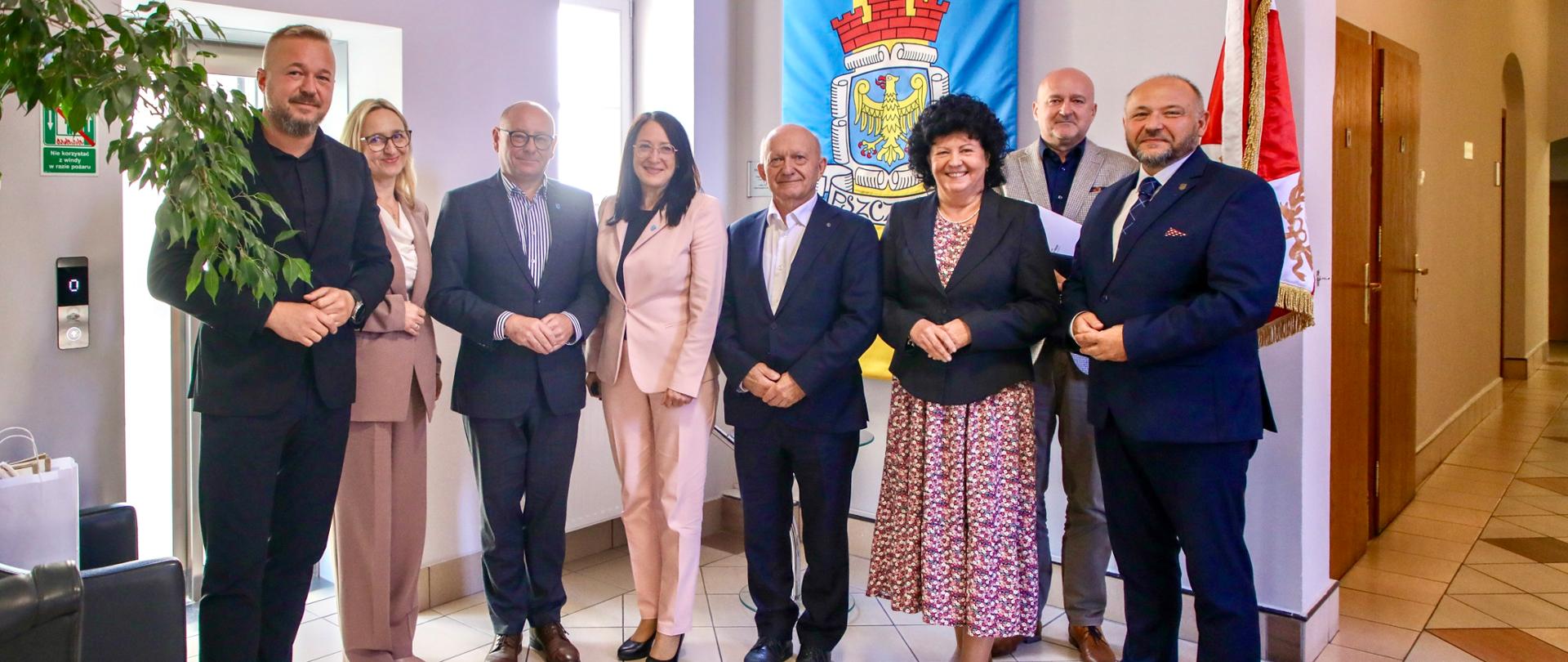 Przedstawiciele gmin Powiatu Pszczyńskiego wraz ze Starostą Pszczyńskim pozują do wspólnego zdjęcia podczas Konwentu Starosty, Burmistrza i Wójtów Gmin Powiatu Pszczyńskiego.