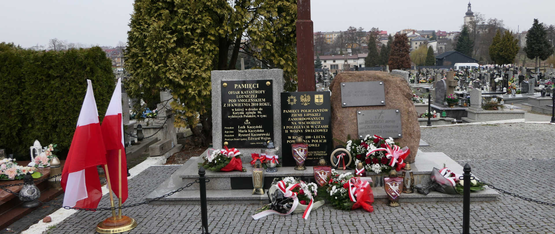 Złożone kwiaty i znicze w miejscu pamięci na cmentarzu parafialnym w Lipsku.