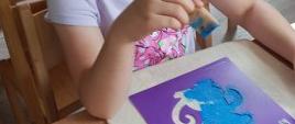 Dzieci w trakcie zabawy w przedszkolu - malowanie toreb