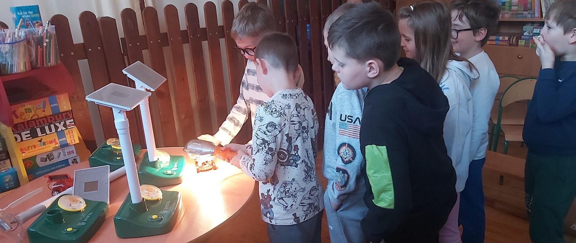 Uczniowie eksperymentują w zakresie odnawialnych źródeł energii.