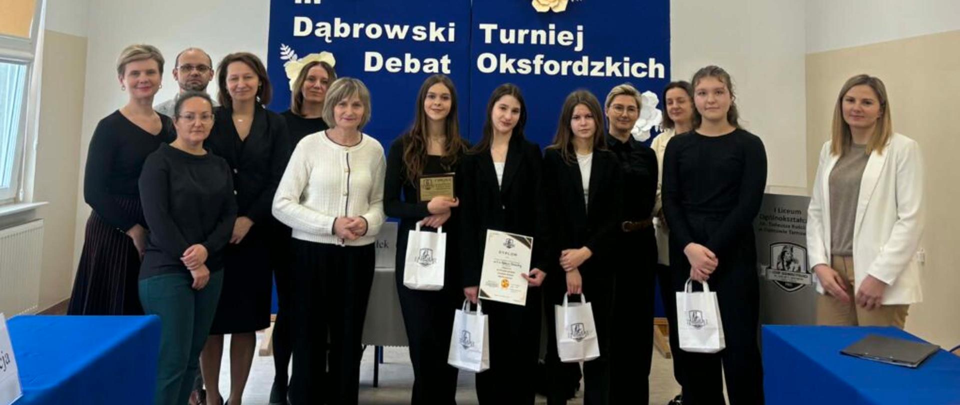 Nagrodzeni uczestnicy debaty wraz z organizatorami