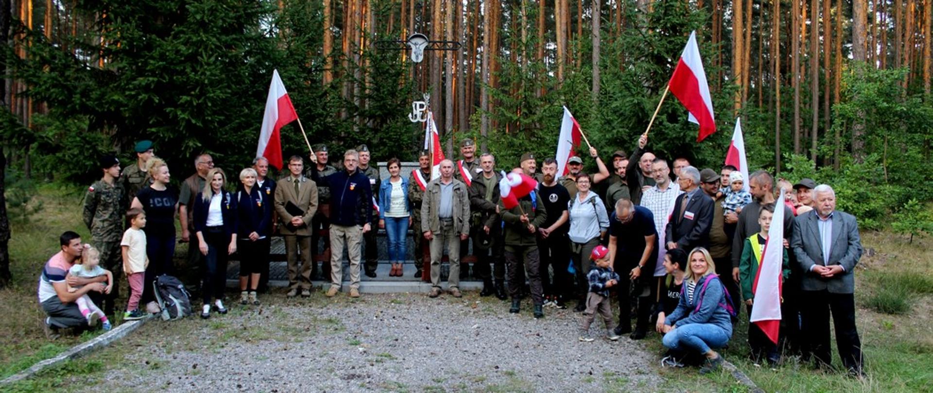 W atmosferze Koneckiego Września – nocny marsz śladem żołnierzy Robota