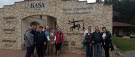 Uczestnicy wycieczki pozują przy kasie Muzeum Archeologicznego i Rezerwatu Krzemionki