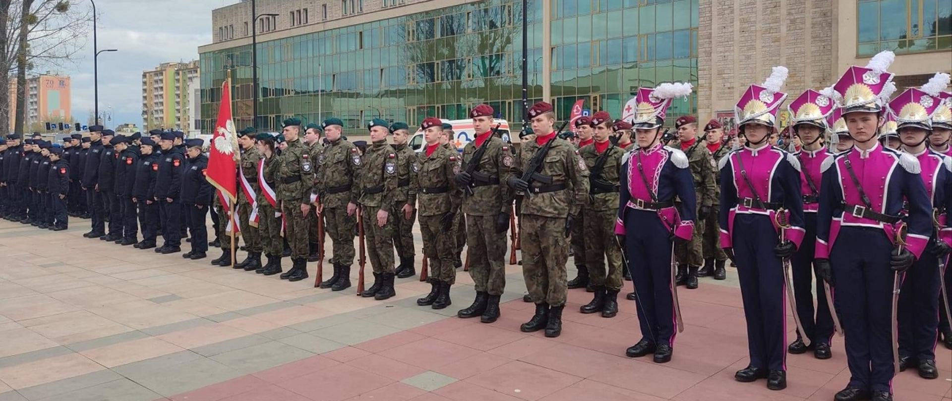 Na zdjęciu widać uczniów mundurowych w umundurowaniu różnych jednostek wojsk oraz służb stojących w szeregach