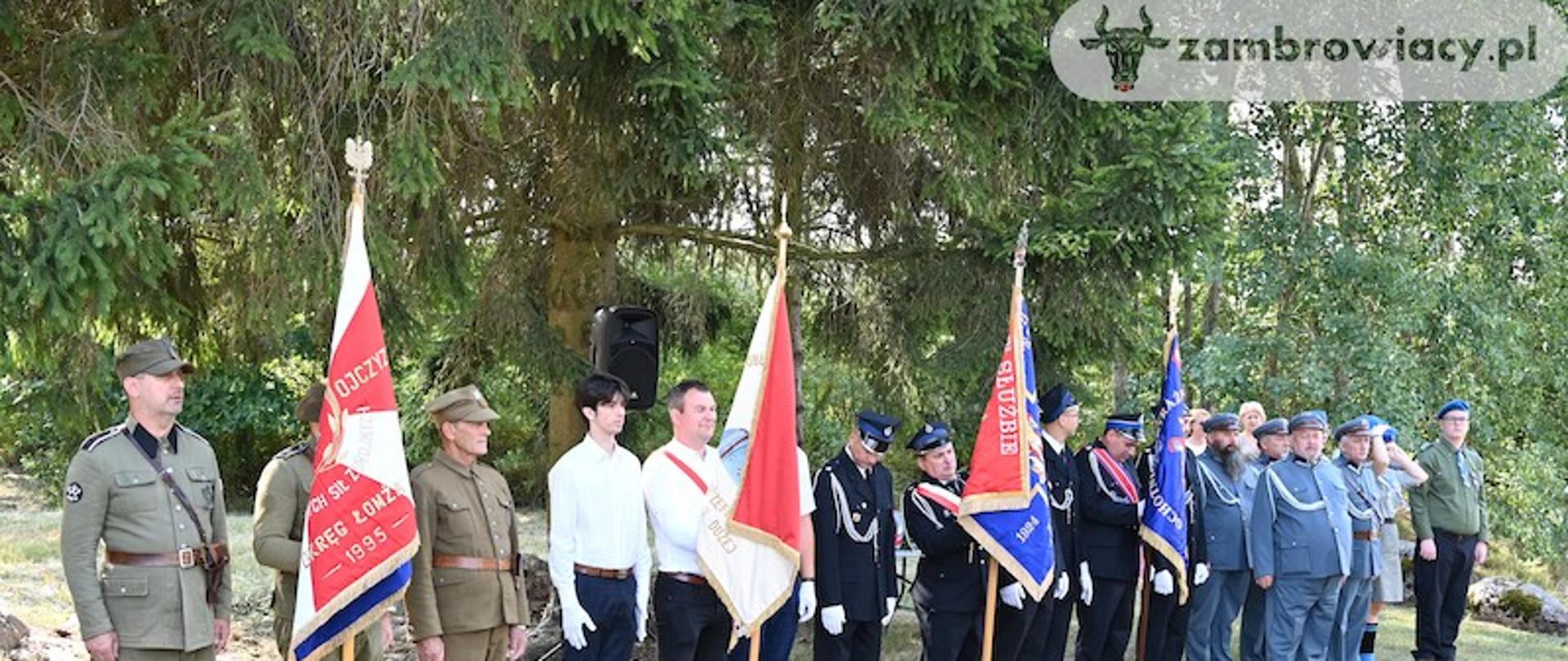 na zdjęciu pod „kopcem” znajdują się poczty sztandarowe z przedstawicielami podczas obchodów 104. rocznicy bitwy 201. Ochotniczego Pułku Piechoty pod Paprocią i Pęchratką 4 sierpnia 1920 r.