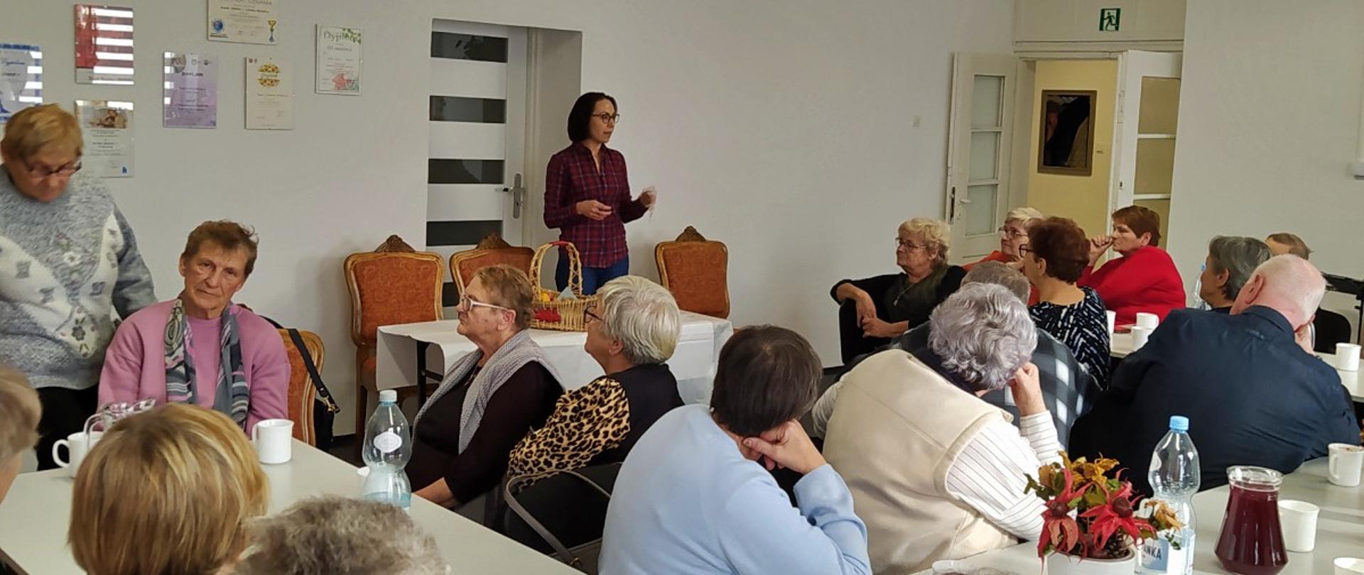 Seniorzy podczas warsztatów kulinarnych
