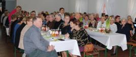 Na zdjęciu kobiety ubrane odświętnie