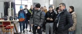Ósmoklasiści zwiedzają warsztaty - spawalnię