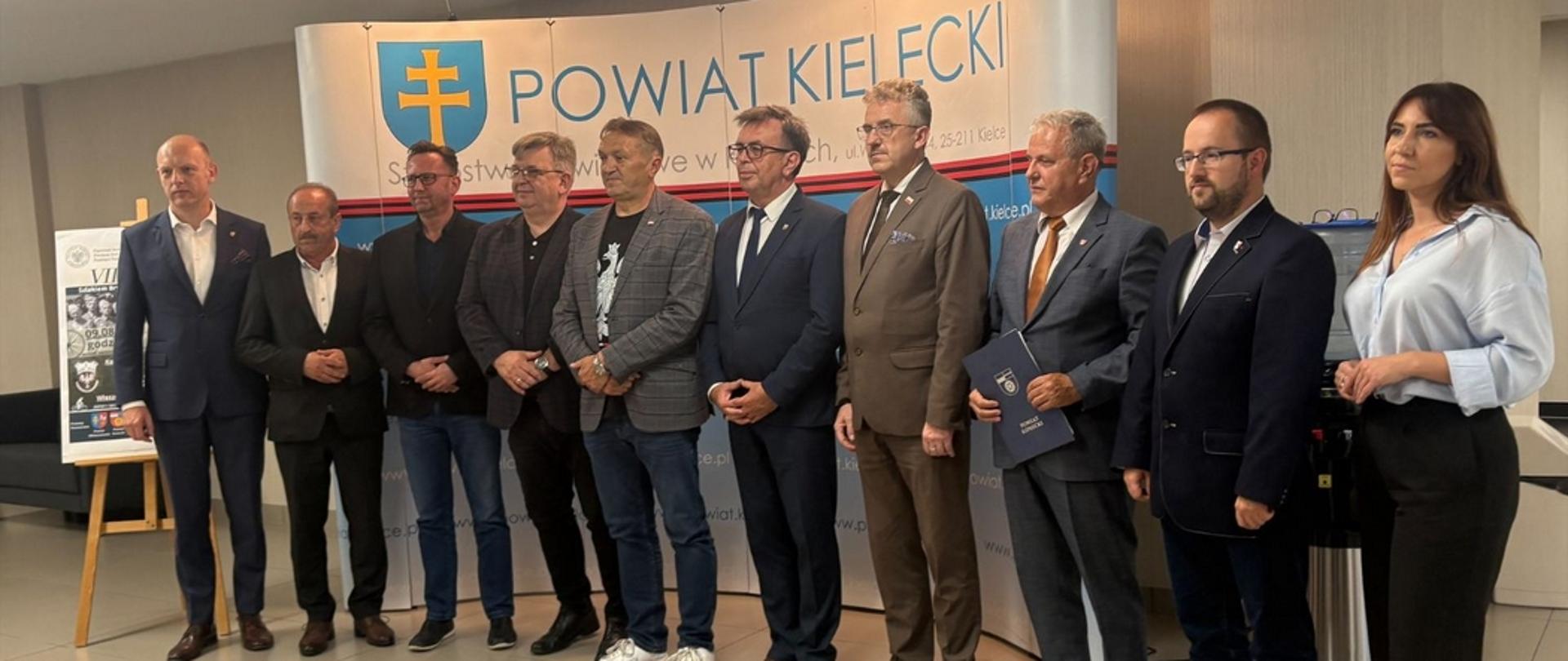 Na rowerach patriotycznie z Końskich do Lasocina