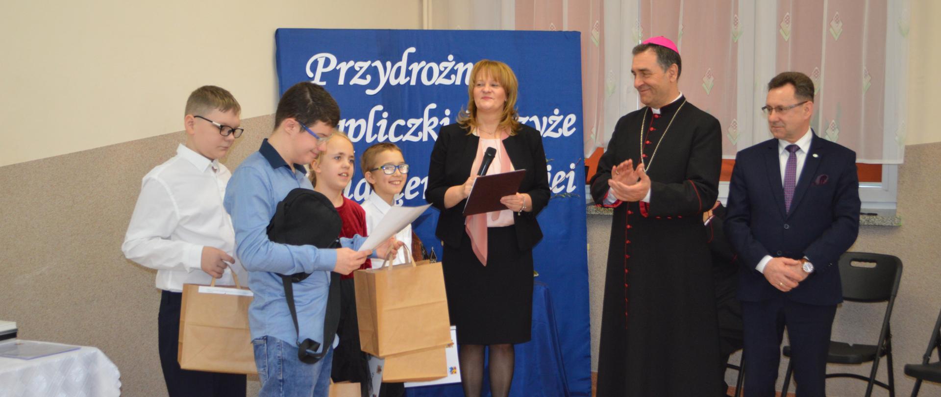 Na zdjęciu widzimy nagrodzonych laureatów w towarzystwie Dyrektora Zespołu Szkół Specjalnych im. Jana Pawła II oraz ks. Biskupa i Starosty Sokołowskiego. 