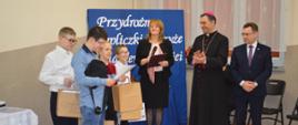 Na zdjęciu widzimy nagrodzonych laureatów w towarzystwie Dyrektora Zespołu Szkół Specjalnych im. Jana Pawła II oraz ks. Biskupa i Starosty Sokołowskiego. 