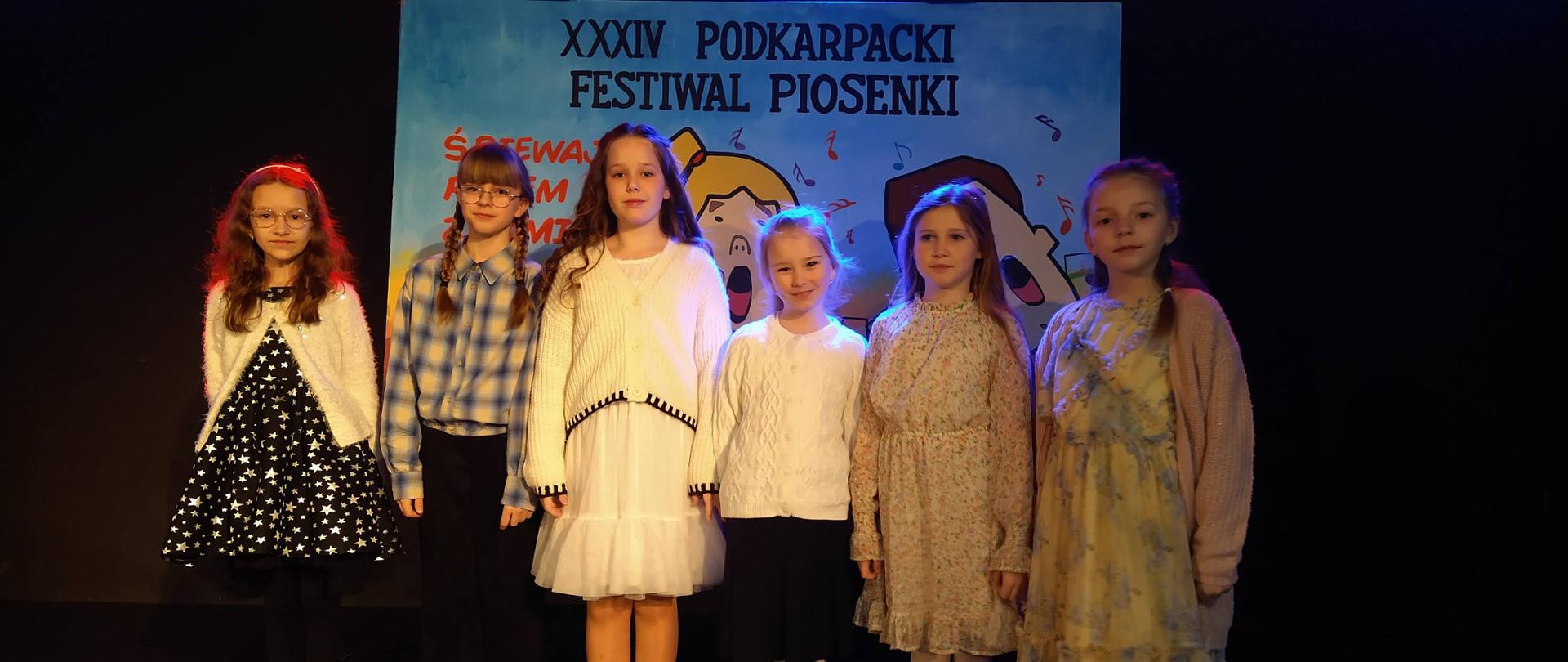 Uczestniczki konkursu "Śpiewaj razem z nami"