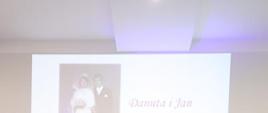 ZŁOTY JUBILEUSZ PAR MAŁŻEŃSKICH - JUBILACI WRAZ Z PANIĄ WÓJT ORAZ Z-CĄ KIEROWNIKA URZĘDU STANU CYWILNEGO PANIĄ EWELINĄ GROTKOWSKĄ