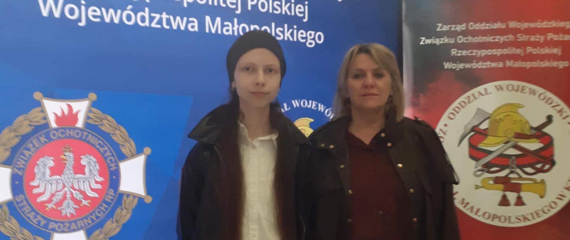 Uczennica Szkoły Podstawowej w Oleśnie wraz z opiekunem